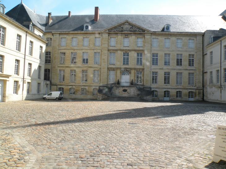  palais et cour pavée